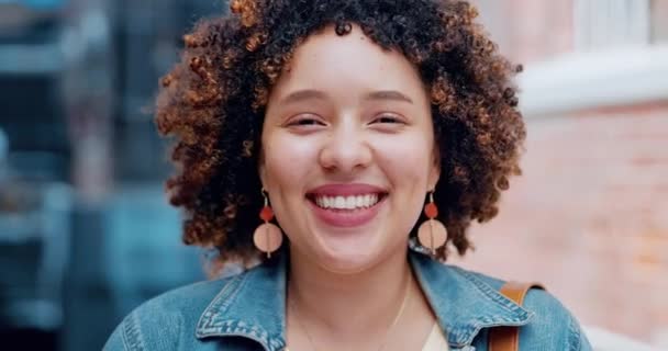 Frau Lachen Und Gesicht Und Mode Afro Kleidung Oder Trendigen — Stockvideo