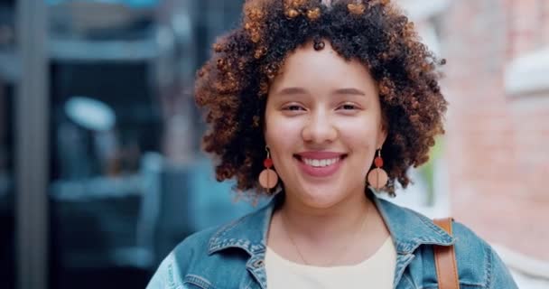 Frau Lachend Oder Gesicht Mit Afro Frisur Modische Kleidung Oder — Stockvideo