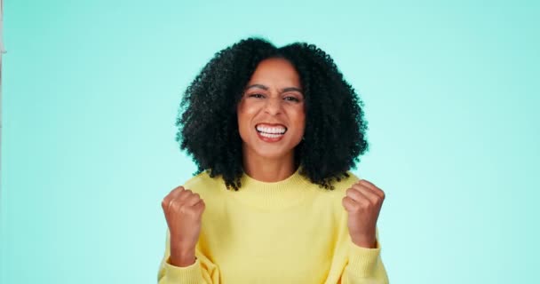 受賞契約 達成と青の背景に隔離された黒の女性のうわー お祝いと興奮した顔 受賞者のためのエネルギーと興奮を持つ幸せな人のお祝い 笑顔と肖像画 — ストック動画
