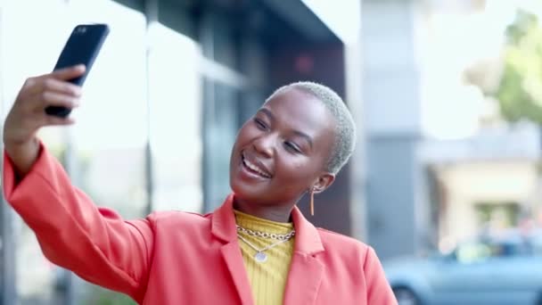 Viaje Mujer Feliz Negra Tomando Una Selfie Ciudad Con Signo — Vídeo de stock