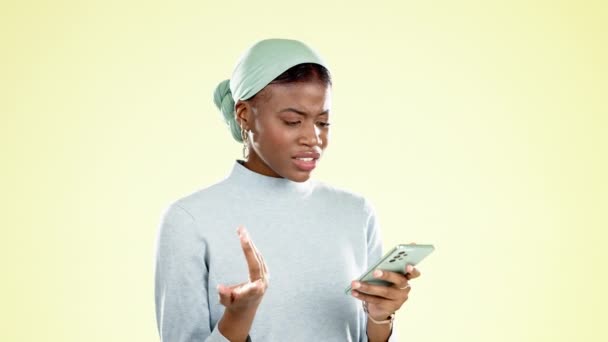 Смущенный Разочарованный Лицо Черной Женщины Телефоном Желтом Фоне Спамом Афера — стоковое видео