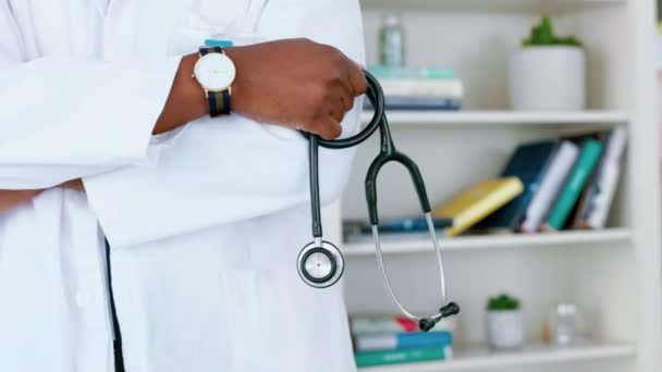 Médico Segurando Estetoscópio Braços Cruzados Para Cuidados Saúde Consultoria Medicina — Vídeo de Stock