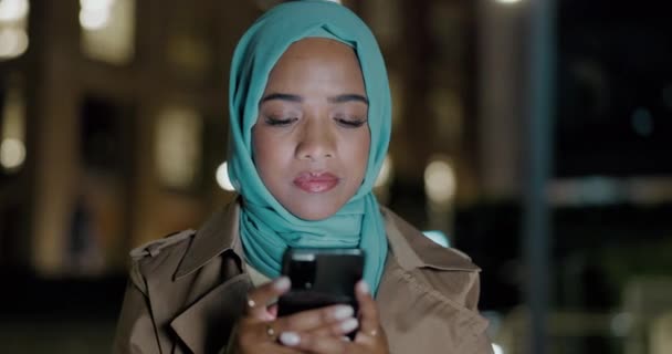 Noite Mulher Islâmica Pensando Smartphone Com Conexão Esperando Por Táxi — Vídeo de Stock