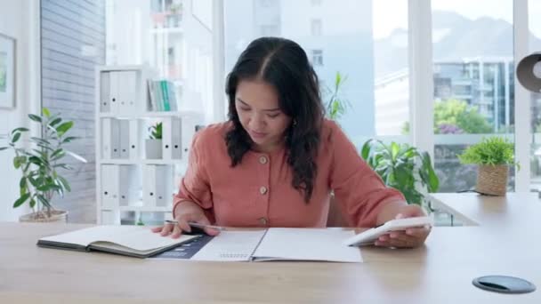 Üzletasszony Arc Vagy Számológép Irodai Pénzgazdálkodásban Ázsiai Befektetési Tervezés Vagy — Stock videók