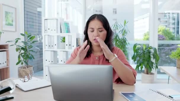 Utbrändhet Laptop Och Huvudvärk Med Asiatisk Kvinna Kontoret För Stress — Stockvideo