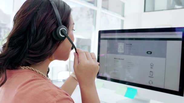 Asyalı Kadın Çağrı Merkezi Bilgisayar Ekranında Müşteri Hizmetleri Masaüstü Desteği — Stok video