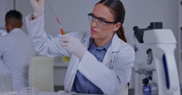Επιστήμη Εμβόλιο Και Φαρμακευτική Γυναίκα Στο Εργαστήριο Για Ιατρική Έρευνα — Αρχείο Βίντεο