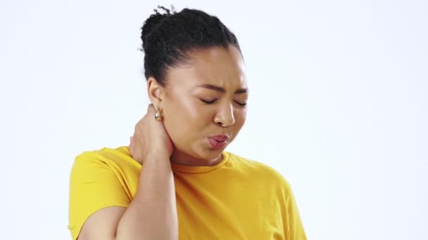 Άγχος Ένταση Και Αυχεναλγία Μια Μαύρη Γυναίκα Στο Στούντιο Απομονωμένη — Αρχείο Βίντεο