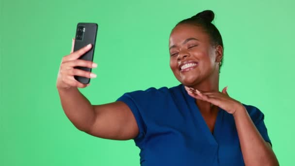 Selfie Mujer Negra Aislada Fondo Estudio Pantalla Verde Con Beso — Vídeo de stock