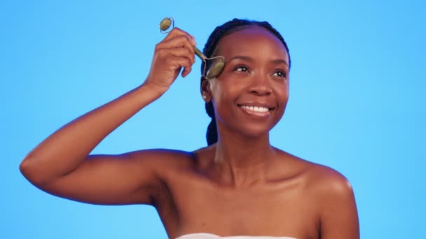 Skincare Jade Roller Mulher Negra Estúdio Para Bem Estar Envelhecimento — Vídeo de Stock
