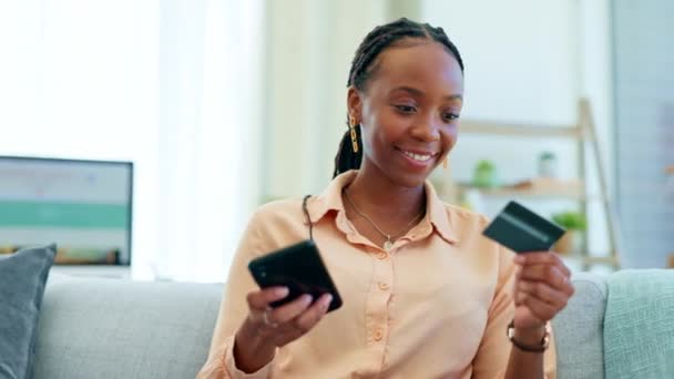 Finanzas Tarjeta Crédito Teléfono Con Mujer Negra Sofá Para Pago — Vídeos de Stock