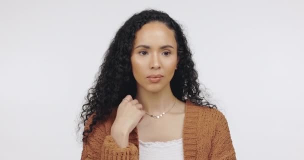 Ansiedad Mirada Nerviosa Mujer Pensando Problema Aislado Fondo Blanco Estudio — Vídeo de stock