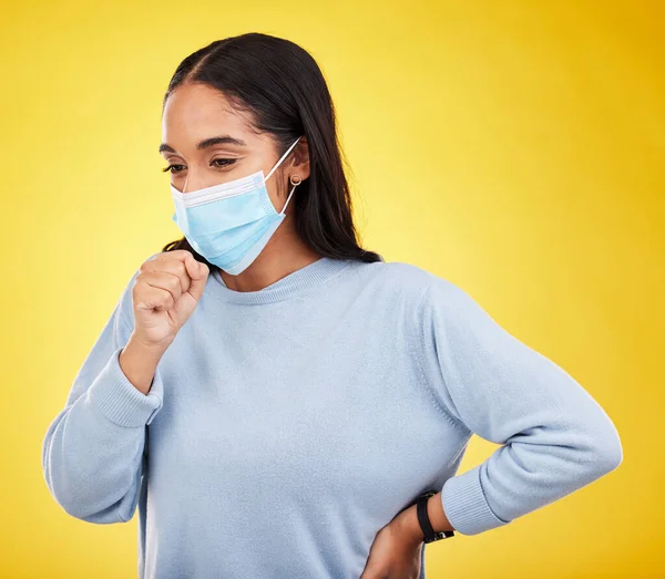 由于医疗 病毒和呼吸问题 与工作室里的女人一起吃奶 咳嗽和生病 带有女性和面罩的疾病 大流行病和保健 在黄色背景下表现为疾病 感染和流感 — 图库照片