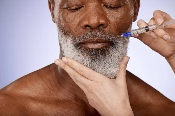 Botox Ηλικιωμένος Άνδρας Και Βελόνα Για Περιποίηση Δέρματος Ένεση Κολλαγόνου — Φωτογραφία Αρχείου