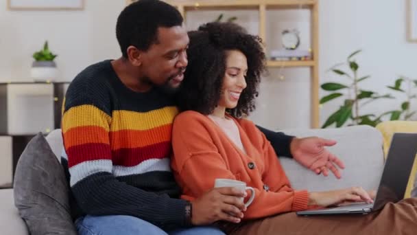 Relaxe Navegando Casal Interracial Com Computador Sofá Para Internet Falando — Vídeo de Stock