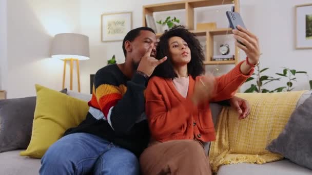 Selfie Sofa Rumah Dan Pasangan Dengan Kebahagiaan Cinta Dan Gerakan — Stok Video