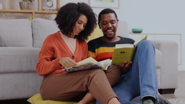 Pasangan Kulit Hitam Membaca Dan Buku Buku Lantai Ruang Keluarga — Stok Video