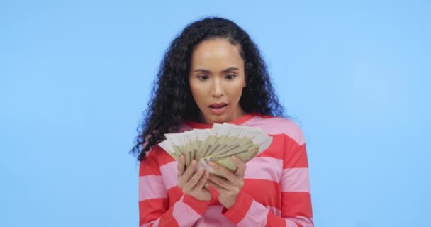 带着金钱 欧元和嘲讽 储蓄或贷款的兴奋黑人女性的画像 背景是蓝色的 预算和奖金奖 在演播室里有成功和财务自由的快乐人 — 图库视频影像
