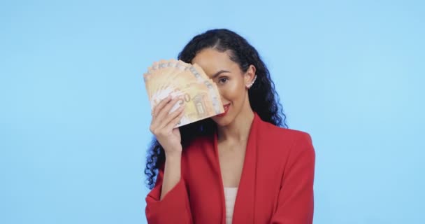 Портрет Деловой Женщины Деньгами Евро Макетом Сбережения Стартап Кредит Изолированы — стоковое видео