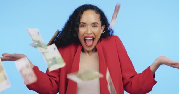 Peníze Déšť Vzrušený Černošky Tvář Lotto Cash Vítězství Izolovaném Studiu — Stock video