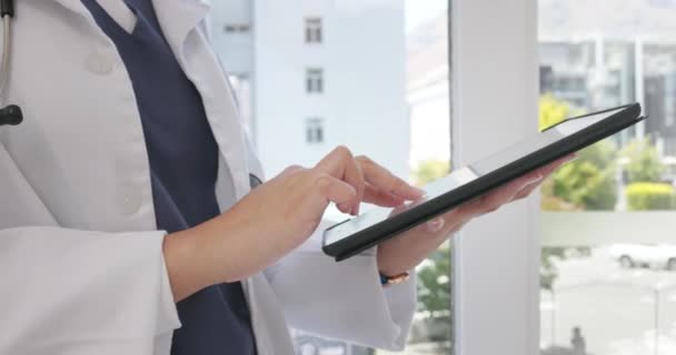 Hände Tablet Und Medizin Mit Einer Ärztin Bei Der Arbeit — Stockvideo