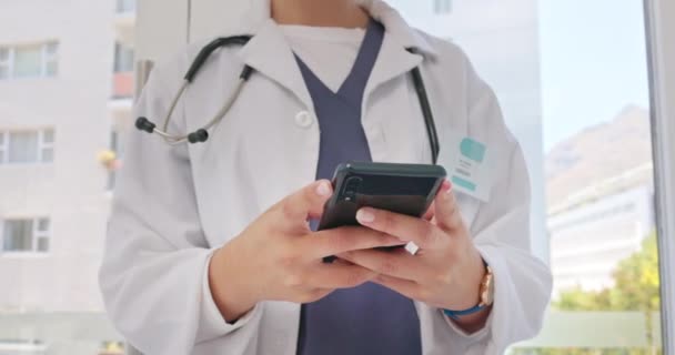 Manos Teléfono Médico Escribiendo Mensaje Correo Electrónico Consultar Horario Línea — Vídeo de stock