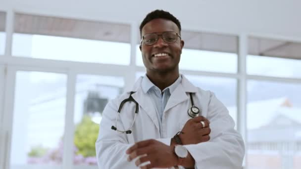 Lékařská Tvář Černoch Pyšný Lékařské Zdravotní Wellness Nemocnici Portrét Štěstí — Stock video