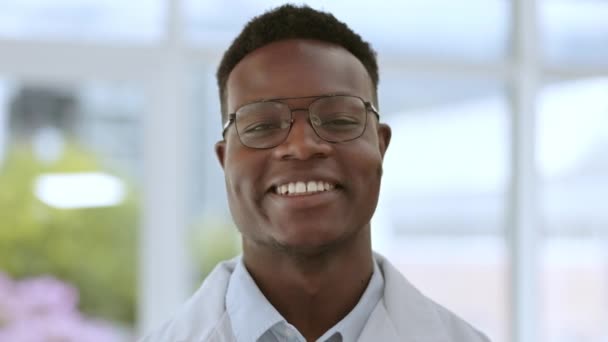 Доктор Мужчина Черный Человек Улыбается Гордится Медицинской Оздоровшей Здоровьей Больнице — стокове відео