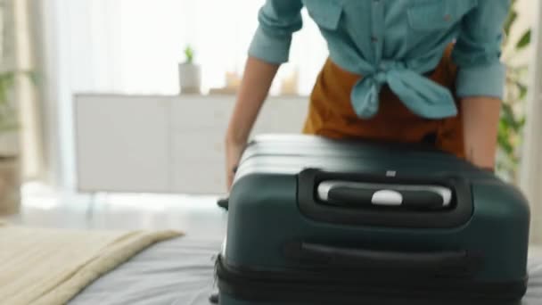Siyah Kadın Bavul Otel Odasında Dinlenme Tatili Seyahati Tek Kişilik — Stok video