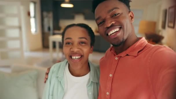 Ευτυχισμένο Νεαρό Ζευγάρι Νέο Σπίτι Βιντεοκλήση Για Γιορτάσουν Νέο Σπίτι — Αρχείο Βίντεο