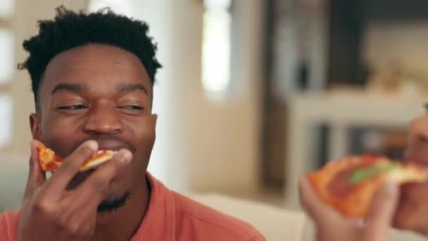Pareja Negra Pizza Comida Rápida Con Hombres Mujeres Jóvenes Disfrutando — Vídeos de Stock