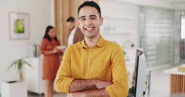 一个商人手挽手站在办公室里 他的脸 动力和成功交织在一起 与对公司的使命或愿景感到满意的男性员工在一起的形象 微笑和自信 — 图库视频影像