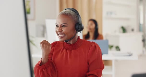 办公室里的获奖者 庆祝者和呼叫中心顾问对销售 工作晋升或成就感到兴奋 庆祝和在工作场所成功的非洲女性电话营销代理 — 图库视频影像