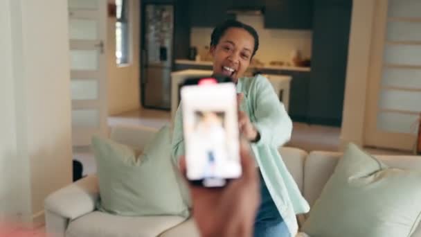 Vrouw Influencer Dansen Met Telefoon Selfie Video Voor Media Content — Stockvideo