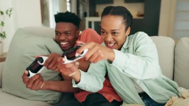 リビングルームや家庭用ソファのビデオゲームコンソール上の幸せなゲームのカップルが勝つために 挑戦とスポーツライフスタイル 興奮ゲンZ黒の人々やオンラインアクションと楽しい競争とゲーマーの友人 — ストック動画