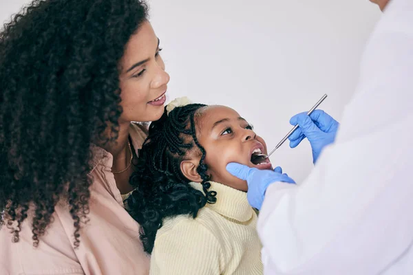 Dzieci Matka Dziewczyna Dentysty Higieny Jamy Ustnej Lub Badania Kontrolne — Zdjęcie stockowe