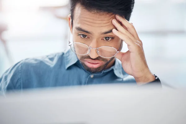 Homem Asiático Frustrado Cansado Com Laptop Escritório Para Falha Problema — Fotografia de Stock