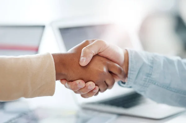 商务人员 握手和见面为B2B 合作或处理团队合作在办公室 员工在工作场合握手寻求团队战略 晋升或介绍 — 图库照片