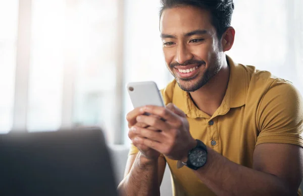 家庭でのSns コミュニケーション ネットワーキングのための幸せなアジア人男性 電話と笑顔 男性のフリーランスは インターネットや研究でチャット テキストメッセージやブラウジングのための携帯電話のアプリで笑顔 — ストック写真