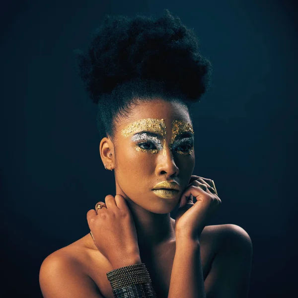 Złoto Brokat Styl Czarną Kobietą Makijaż Studio Luksus Kosmetyki Afrykańskiej — Zdjęcie stockowe