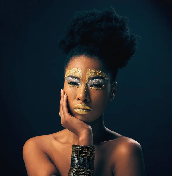 贅沢な 化粧品 アフリカの誇りのためのスタジオで黒人女性の肖像画とメイク 金と輝き 青銅または魅力のための背景に女性モデルと自然 創造的な芸術と女神 — ストック写真