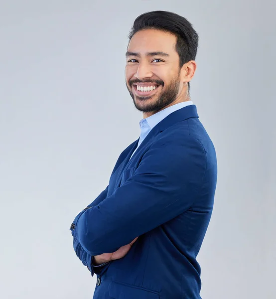 Hombre Negocios Brazos Cruzados Sonrisa Retrato Estudio Para Moda Corporativa — Foto de Stock