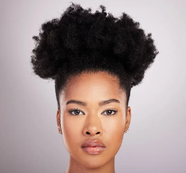 精雕细琢 美容美发 形象黑人妇女与骄傲 白色背景和化妆品 皮肤科和自然妆容 非洲健康皮肤护理和健康工作室模式 — 图库照片