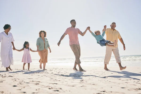 Семья Гуляет Пляжу Свобода Путешествия Поколения Счастливые Люди Бабушки Дедушки — стоковое фото