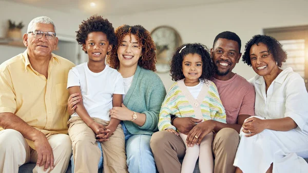 Familjeporträtt Generationer Och Kärlek Med Omsorg Och Stöd Hemma Morföräldrar — Stockfoto