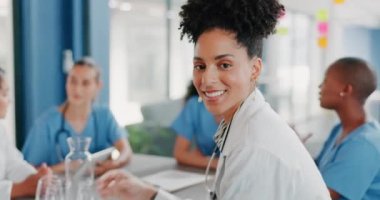 Siyahi kadın, takım çalışması toplantısında yüz ve doktor, hastane yönetim kurulunda tıbbi liderlik ya da hayat sigortası planlaması. Sağlık hizmetleri işbirliği veya klinik eğitiminde gülümseyin, mutlu ve işçi portresi.