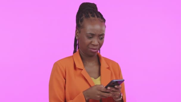Annoyed Upset Woman Phone Studio Negative Mad Bad Attitude Mindset — Stock Video