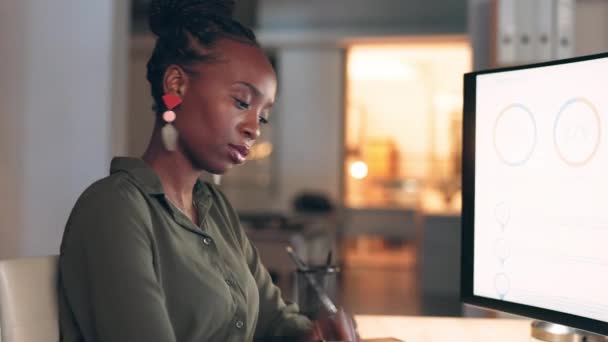 Γραφήματα Υπολογιστών Σκέψεις Και Μαύρες Γυναίκες Που Γράφουν Στο Γραφείο — Αρχείο Βίντεο