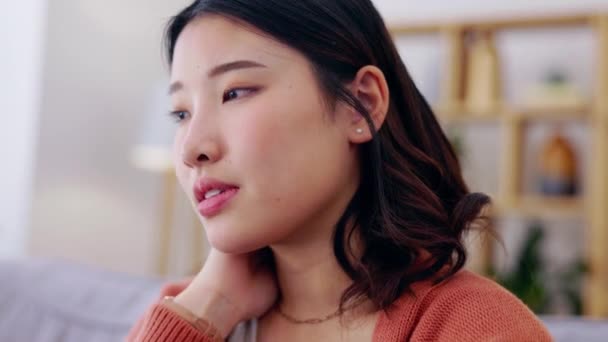 Stress Dor Pescoço Mulher Asiática Sofá Burnout Tensão Muscular Sala — Vídeo de Stock