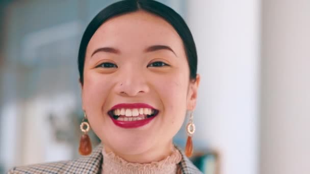 Twarz Azjatki Bizneswoman Lub Sekretarz Uśmiech Szczęśliwy Podekscytowany Biurze Makijaż — Wideo stockowe